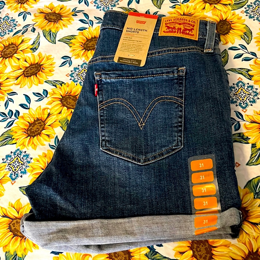 LEVI Shorts NWT